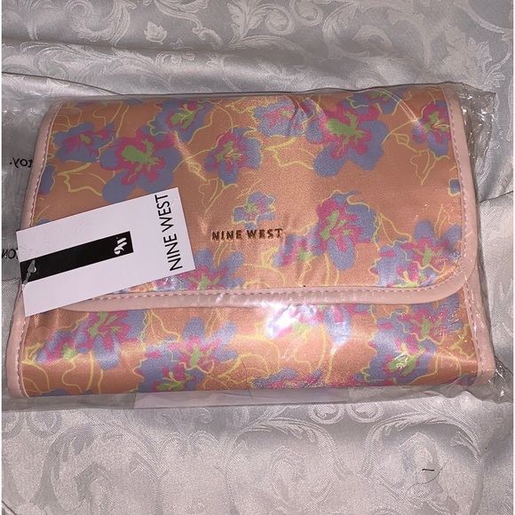 Nine West travel organizer and floral design - Picture 6 of 7